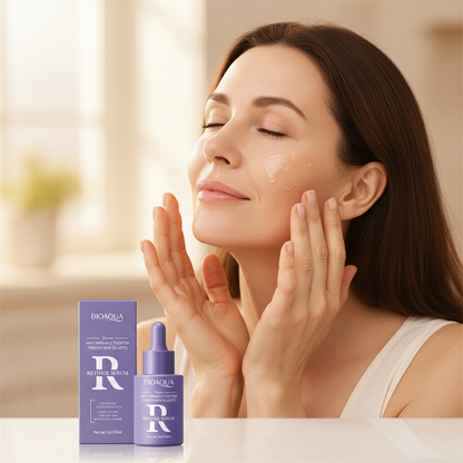 Mujer masajeando sérum